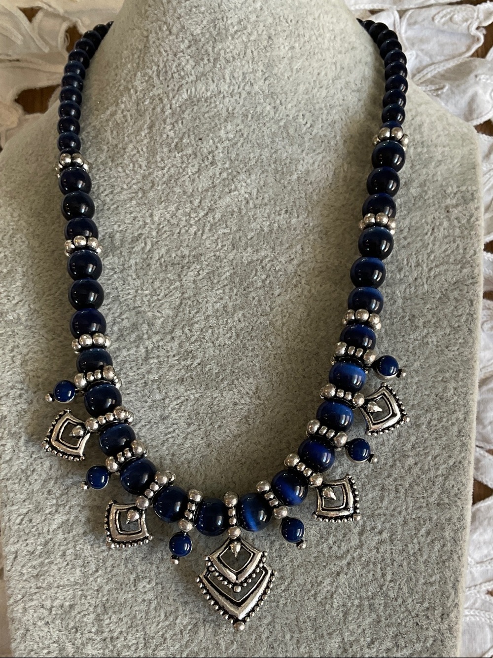 Avon NR Vintage 1981 Royal Azura Silvertone Necklace